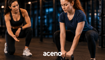 personal-trainer-auxiliando-aluna-com-aceno
