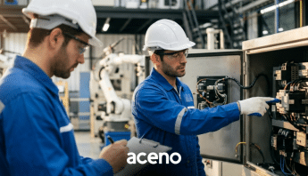 funcionarios-em-fabrica-operando-maquina-em-seguranca