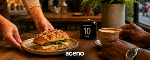 atendente-servindo-sanduiche-cliente
