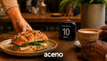atendente-servindo-sanduiche-cliente