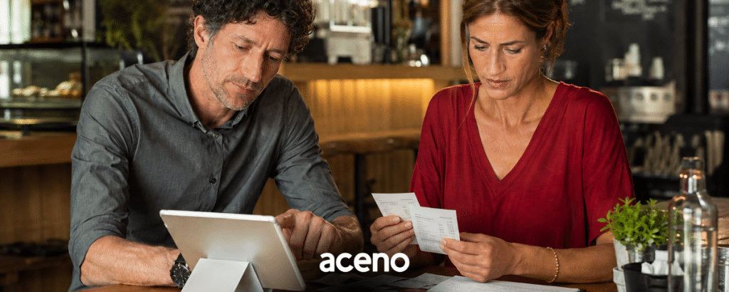 casal-empreendedor-calculando-custos-e-lucros