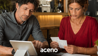 casal-empreendedor-calculando-custos-e-lucros