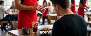 rapaz sendo atendido por garçom no horário de almoço